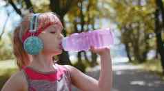 运动健身体育运动跑步者孩子女孩孩子喝水瓶培训锻炼