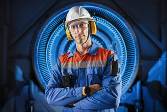 肖像年轻的专业工程师站气体<strong>涡轮引擎</strong>保护头盔耳机眼镜
