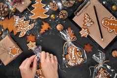 圣诞节礼物姜饼黑暗背景饼干节日包装女人包装圣诞节姜饼饼干糖衣糖前视图