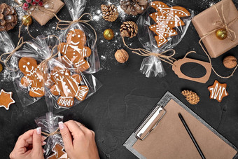 圣诞节饼干树使明星饼干刀姜饼一年糕点装饰绳子弓形式切割饼干黑色的表格