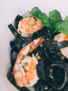 黑色的意大利面虾意大利面意大利厨房食谱风格概念