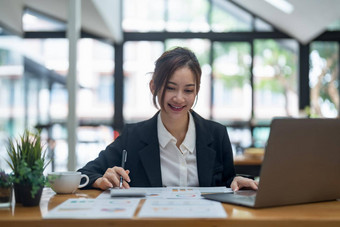 业务女人会计计算业务<strong>报告</strong>市场营销数据金融图工作移动PC电脑电子<strong>表格</strong>办公室桌子上