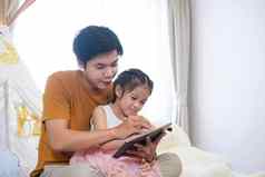 亚洲父亲帮助支持父母教学家庭作业