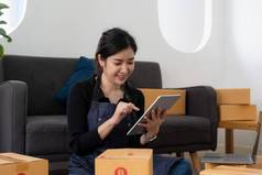 自由女人卖方检查产品订单包装货物交付客户在线销售电子商务航运概念