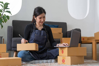 启动小业务老板写作地址纸板盒子工作场所自由亚洲女人小业务企业家锻造工作盒子首页