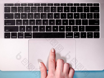 电脑移动PC画工作桌子上概念女手触控板
