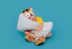 男孩枕头睡衣睡眠面具蓝色的背景复制空间