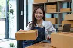 肖像业务亚洲女人包裹航运盒子发送客户企业家小业务工作首页