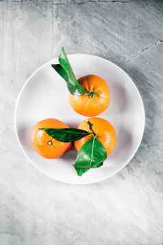橘子叶子板柑橘类水果健康的吃平铺概念