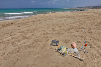 美丽的空野生海滩卡尔帕斯塞浦路斯垃圾沙子海洋乱扔垃圾概念