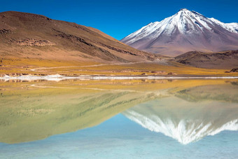 拉古纳石头红色盐湖阿塔卡马沙漠火山景观智利