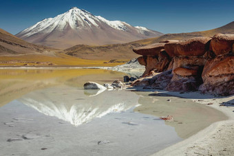 拉古纳石头红色盐湖阿塔卡马沙漠火山景观智利