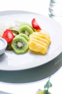水果板服务新鲜的水果健康的吃风格概念