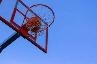篮球网蓝色的天空背景球打击环