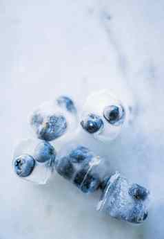 蓝莓冰新鲜的水果健康的吃风格概念