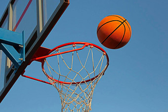 篮球网蓝色的天空背景球打击环体育运动
