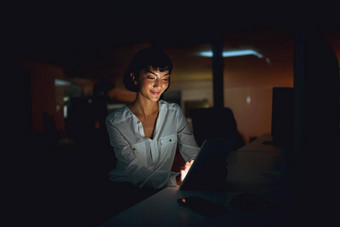 结果发生硬工作奉献年轻的女商人数字平板电脑晚些时候晚上工作