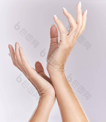 软修指甲手美治疗特写镜头女模型手掌触碰优雅的手构成孤立的紫色的工作室背景护肤品指甲护理抗衰老的皱纹免费的身体部分