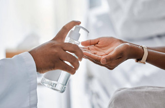 医生给病人手洗手液保护卫生细菌消毒科维德流感大流行协议病毒医疗保健安全清洁手防止流感电晕疾病