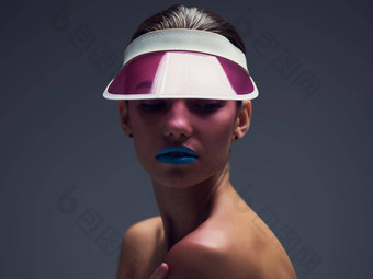 颜色照亮独特的美工作室拍摄有吸引力的年轻的女人穿粉红色的复古的帽摆姿势灰色的背景