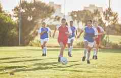女足球体育团队玩匹配场通过触碰运行球活跃的快熟练的足球球员有竞争力的游戏球场在户外