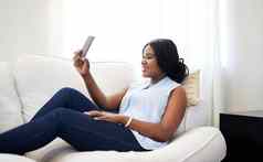 时间更新配置文件图片快乐的年轻的女人采取肖像手机放松沙发上首页