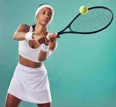 网球运动服装女人玩比赛复制空间背景运动活跃的专业运动员玩游戏竞争网球球员焦点法院