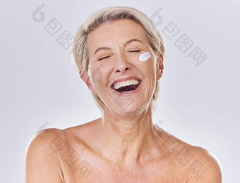 防晒霜乳液保湿高级女人脸奶油皮肤孤立的工作室背景美新鲜的老化夫人皱纹应用保湿霜自我护理护肤品例程
