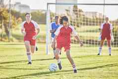 女足球体育女孩团队玩匹配场踢解决运行球能源快熟练的足球球员有竞争力的游戏对手在户外
