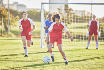 女足球体育女孩团队玩匹配场踢解决运行球能源快熟练的足球球员有竞争力的游戏对手在户外