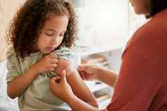 科维德护士接种疫苗孩子把绷带诊所医生应用石膏女孩注射健康中心儿科免疫力预防医疗儿童医院