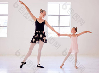 芭蕾舞女演员芭蕾舞跳舞老师孩子教学美丽的优雅的经典<strong>编排</strong>工作室女人专业艺术家显示女孩优雅的例程尖端鞋子