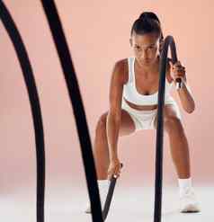 健身战斗绳子活跃的女人例程锻炼培训锻炼粉红色的工作室背景运动运动强大的运动员锻炼有氧运动健康肌肉强度