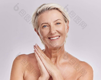 软皮肤抗衰老的皱纹免费的高级女人快乐护肤品卫生美夜间睡觉前例程美丽的健康模型肖像工作室完美的皮肤护理