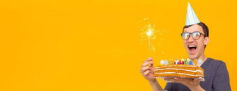 横幅有趣的积极的的家伙眼镜持有手自制的蛋糕登记快乐生日摆姿势黄色的背景概念假期周年纪念