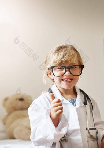 医疗援助封面后代肖像可爱的女孩穿着医生