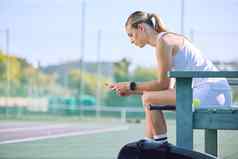 适合网球球员电话检查健身目标进步体育锻炼应用程序在线采取打破法院女运动员检查消息手机等待教练