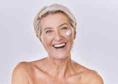 高级女人皮肤护理防晒霜脸洗奶油皮肤快乐肖像工作室护肤品清洁卫生上了年纪的夫人皱纹免费的老化抗衰老的保湿霜