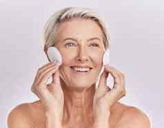 梳理护肤品卫生成熟的女人应用清洁剂碳粉脸棉花垫高级女删除化妆享受例程宠爱面部治疗复制空间