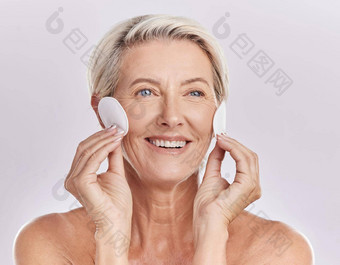 梳理护肤品卫生成熟的女人应用清洁剂碳粉脸棉花垫高级女删除化妆享受例程<strong>宠爱</strong>面部治疗复制空间