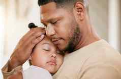 父亲携带睡觉女儿拥抱成键感情首页有爱心的父享受为父之道持有女孩孩子享受安静的时刻护理安慰安全