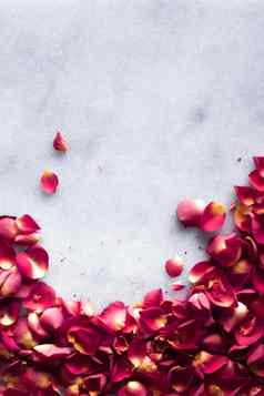 玫瑰花瓣大理石平铺婚礼假期花背景风格概念