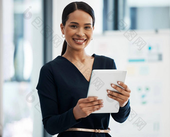 专业女市场营销人员数字平板电脑规划工作未来的想法计划策略女人社会媒体市场营销启动业务更新网站