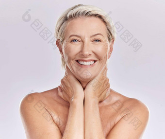 护肤品身体护理脸成熟的女人皱纹反老化美卫生例程肖像快乐高级夫人健康的健康护理生活方式工作室