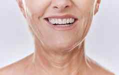 高级女人完美的白色牙齿牙科隐适美结果快乐口特写镜头工作室成熟的模型微笑好牙科健康保险优秀的口服卫生服务