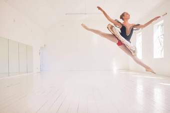 跳跳跃女芭蕾舞女演员芭蕾舞舞者表演者传统的图图衣服服装工作室复制空间背景年轻的专业表演者跳舞气球中期空气构成
