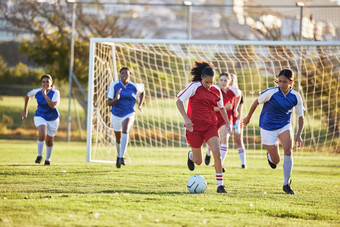 体育团队女孩足球踢球场比赛足球竞争运动女青少年集团玩游戏草适合青少年竞争赢得匹配学校冠军