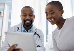 医生好新闻医疗病人医院健康的黑色的女人测试结果咨询微笑快乐医疗保健专业工人支持帮助工作办公室