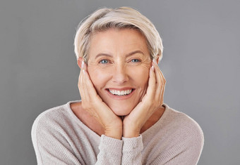 肖像女人显示美护肤品微笑幸福牙科健康脸健康的上了年纪的人退休头像女人模型化妆品皮肤健康头发