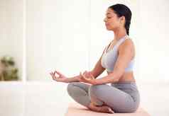 瑜伽健康健康女人莲花构成锻炼中介内部平静的工作室背景复制空间精神上的适合瑜珈女人席练习疗愈和平